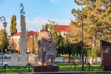 Manzaralı parkta sonbahar yeşillikleriyle süslenmiş taş heykeller. 13 Ekim 2024 Cimislia Moldova.