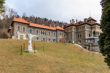 Cantacuzino Kalesi 'nde heykeli olan büyük bir bina. 15 Aralık 2024 Busteni Romanya.