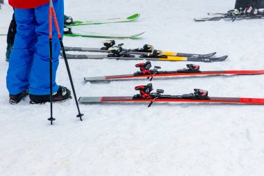 Kayak ekipmanları ve kayakçı. Kış sahnesinde kayaklar ve direklerle. 15 Aralık 2024 'te Romanya.