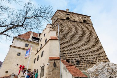 Bir grup insan, Kont Drakula 'nın kalesindeki bir binanın önünde duruyor. 16 Aralık 2024 Bran Romanya.