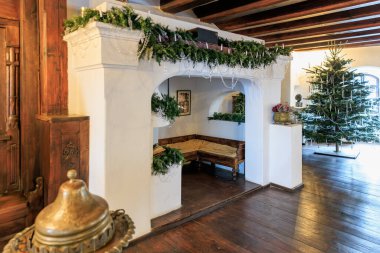 Önünde bir bank olan şömine, Drakula Kalesi. 16 Aralık 2024 Bran Romanya.