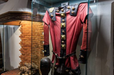 Kırmızı ve siyah ceket, Drakula Kalesi 'ndeki cam bir kutuda sergileniyor. 16 Aralık 2024 Bran Romanya.