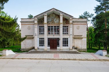 Yeşillik park ortamında klasik mimarisi olan klasik bir bina. 2 Mayıs 2023 Romanesti Moldova.