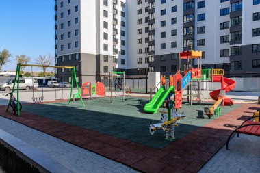Yerleşim bölgesinde renkli ekipmanlarla modern şehir oyun alanı. 29 Eylül 2023 Balti Moldova.