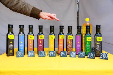 Üzerinde bir sürü zeytin yağı olan bir masa. Şişeler fiyatlarla etiketlenmiş ve sıraya dizilmiş. 16 Mayıs 2024 Balti Moldova