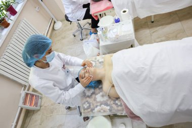 Profesyonel estetisyen ile spa ortamında kadın derisi tedavisi. 30 Nisan 2024 Balti Moldova.