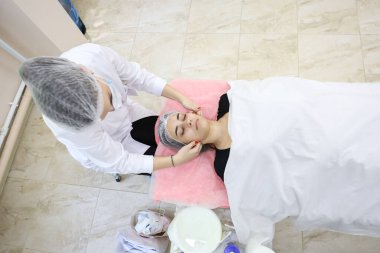 Kuaförde profesyonel beyaz kadın için spa tedavisi. 30 Nisan 2024 Balti Moldova.