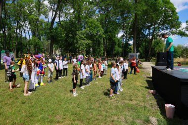 Park ortamında etkinlikler ve gösterilerle çocuk açık hava etkinliği. 31 Mayıs 2024 Balti Moldova.