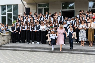 Okul seremonisinde çeşitli genç öğrenciler ve öğretmenler. 2 Eylül 2024 Balti Moldova.