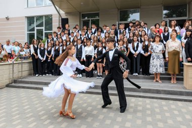 Mezuniyet töreninde genç beyaz gençlerle lise dansı gösterisi. 2 Eylül 2024 Balti Moldova.