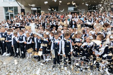 Okul kutlamalarında çeşitli çocuklar üniforma giyiyor ve konfeti kutluyorlar. 2 Eylül 2024 Balti Moldova.