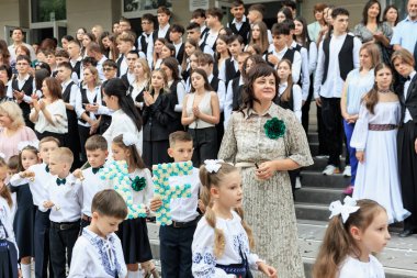Çeşitli öğrenci ve öğretmenlerle açık havada mezuniyet töreni. 2 Eylül 2024 Balti Moldova.