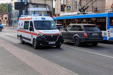 Ambulans, kavşaktaki otobüs ve arabalarla şehir trafiğini kontrol ediyor. 11 Eylül 2024 Balti Moldova.
