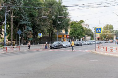 Şehir kavşağında insanlarla ve arabalarla dolu bir yaya geçidi. 11 Eylül 2024 Balti Moldova.