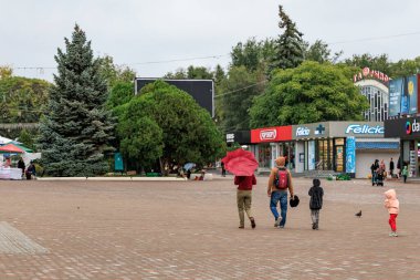 Bulutlu bir günde aile parkında dükkan yakınlarındaymış. 29 Eylül 2024 Balti, Moldova.