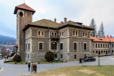 Kulesi ve saati olan büyük bir bina. 15 Aralık 2024 Busteni Romanya.