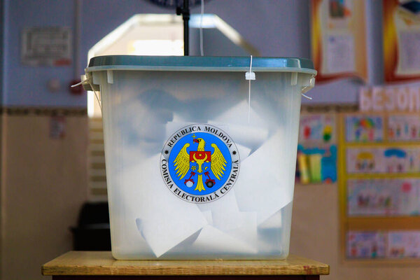 Избирательная урна в избирательном участке с печатью Центральной избирательной комиссии Республики Молдова. 11 июля 2021 Бельцы, Молдова.