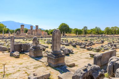 Bir sürü taş sütun ve heykeli olan büyük bir mezarlık. Manzara ağırbaşlı ve huzurlu. Yunanistan 'ın antik Filippi kentinin kalıntıları