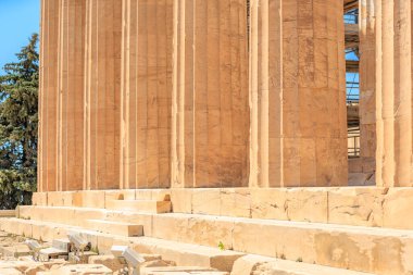 Bina taştan yapılmıştır ve bir sürü sütunları vardır. Sütunlar çok yüksek ve Atina 'daki Akropolis binası çok eski.
