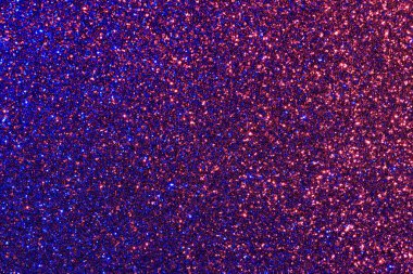 Mor ve mavi ışıltılı bir arka plan. Renkler parlak ve canlı, eğlenceli ve canlı bir atmosfer izlenimi veriyor.