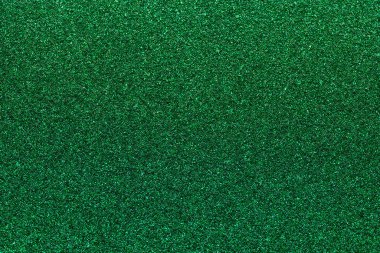 Çimenli ve çamurlu yeşil bir tarla. Arazi açık ve ağaçları yok.