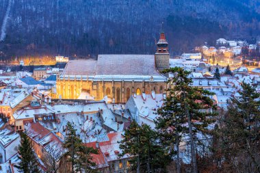 Merkezinde büyük bir kilise olan karlı bir kasaba. Kilise geceleri aydınlanıyor, sıcak ve davetkar bir ortam yaratıyor. Kasaba ağaçlarla çevrili, huzuru artırıyor.