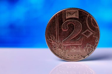 2022 yılını gösteren mavi arkaplanlı 2 lei sikkeye yakın çekim.