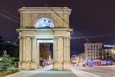 Şehrin ışıkları ve trafiğiyle Chisinau 'daki zafer kemerinin gece görüşü. 9 Ekim 2024 Chisinau Moldova.