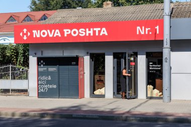 Moldova 'da bayan müşteriyle Nova poshta servis girişi. 9 Eylül 2024 Balti Moldova.