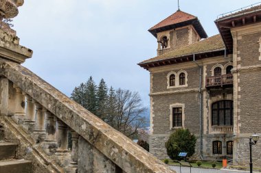 Bir binaya çıkan taş merdiven. 15 Aralık 2024 Busteni Romanya.