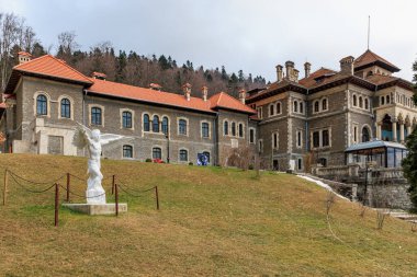 Cantacuzino Kalesi 'nde heykeli olan büyük bir bina. 15 Aralık 2024 Busteni Romanya.