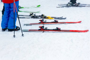 Kar yamacında kayak ekipmanları ve direklerle. 15 Aralık 2024 'te Romanya.