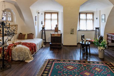 Yatak odası, bir yatak odası, bir sandalye, bir masa ve bir halı, Drakula kalesi. 16 Aralık 2024 Bran Romanya.