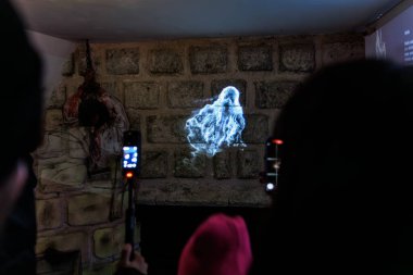 Adam bir kamera tutuyor ve Drakula Kalesi 'nde bir hayaletin fotoğrafını çekiyor. 16 Aralık 2024 Bran Romanya.