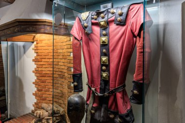 Kırmızı ve siyah ceket, Drakula Kalesi 'ndeki cam bir kutuda sergileniyor. 16 Aralık 2024 Bran Romanya.