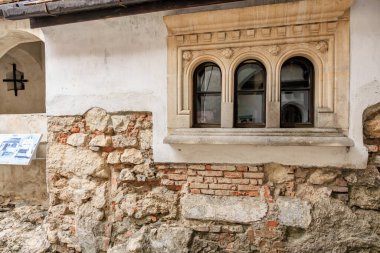 Üç kemerli pencereli pencere. 16 Aralık 2024 Bran Romanya.