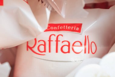 Kırmızı logo ve ambalaj detaylarıyla raffaello şeker paketinin yakın çekimi. 11 Ocak 2025 Balti Moldova.