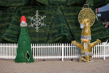 Açık havada fındıkkıran ve ağaç vitrinli Noel süslemeleri. 6 Ocak 2025 Balti Moldova.