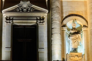 Geceleri süslemeli taş heykel ile klasik mimariyi aydınlatırdı. 8 Mart 2025 Bükreş Romanya.