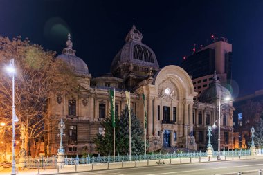 Bükreş 'teki tarihi Cec Sarayı' nın aydınlatılmış mimarisi ve eseriyle gece görüşü. 8 Mart 2025 Bükreş Romanya.