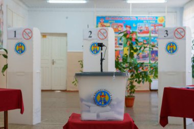 Okul binasında oy sandığıyla birlikte seçim kabini kurulumu. 21 Kasım 2021 Balti, Moldova.