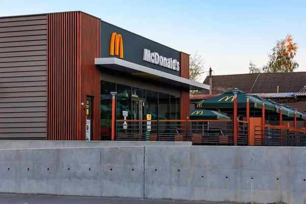 Popüler küresel fast food zinciri McDonald 's. 21 Ekim 2024 Balti Moldova.