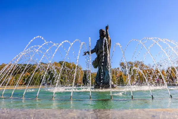 İsa 'nın heykeli bir su çeşmesiyle çevrilidir. Su heykelin el ve ayaklarından fışkırıyor, hareket ve yaşam hissi yaratıyor. 27 Ekim 2024 Chisinau Moldova