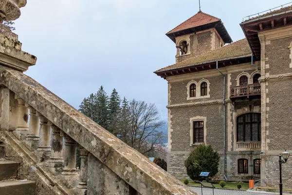 Bir binaya çıkan taş merdiven. 15 Aralık 2024 Busteni Romanya.