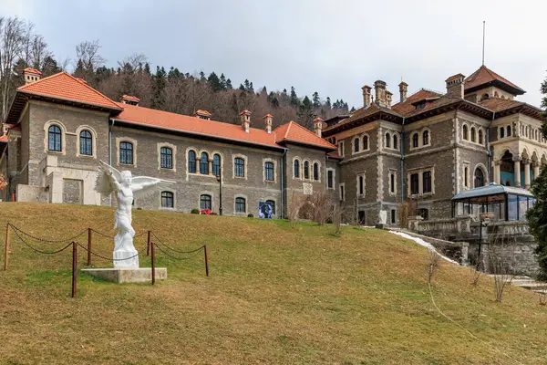 Cantacuzino Kalesi 'nde heykeli olan büyük bir bina. 15 Aralık 2024 Busteni Romanya.