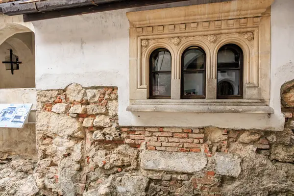 Üç kemerli pencereli pencere. 16 Aralık 2024 Bran Romanya.