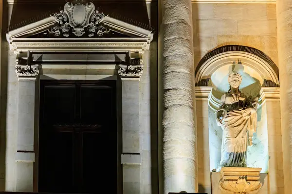 Geceleri süslemeli taş heykel ile klasik mimariyi aydınlatırdı. 8 Mart 2025 Bükreş Romanya.