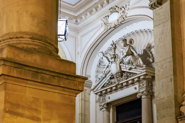 Tarihi bina cephesindeki mimari detayları süsleyin. 8 Mart 2025 Bükreş Romanya.