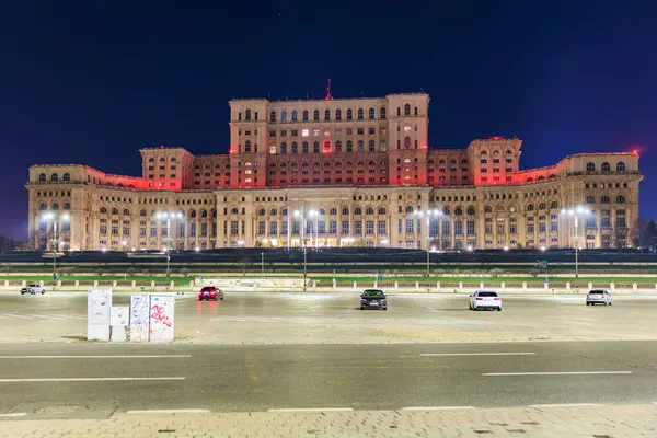 Bükreş 'teki parlamentonun aydınlatılmış sarayının görkemli gece manzarası. 8 Mart 2025 Bükreş Romanya.