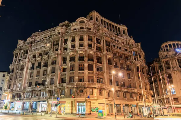 Geceleyin detaylı mimarisi olan tarihi Avrupa binası. 8 Mart 2025 Bükreş Romanya.